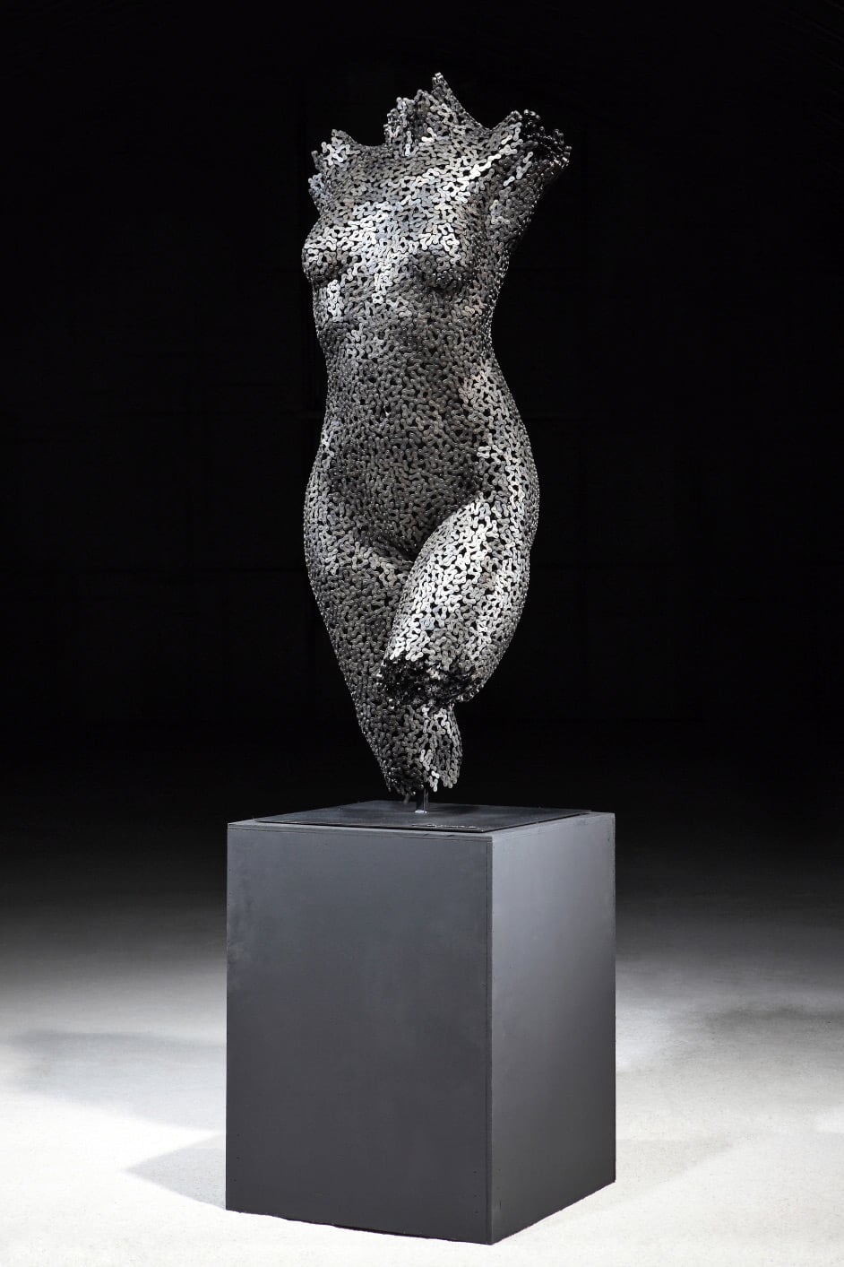 Seo Young Deok - Chain Sculptures | Collater.al