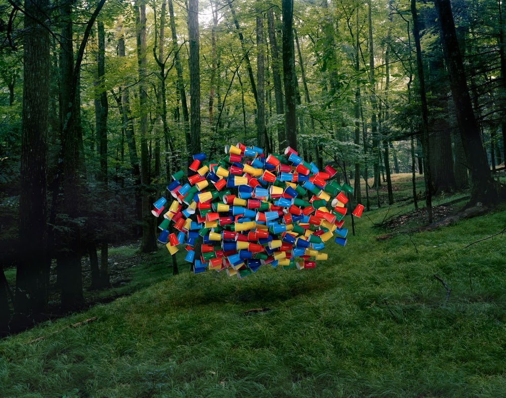  Thomas Jackson - Emergent Behavior - Sciami volanti di oggetti quotidiani | Collater.al