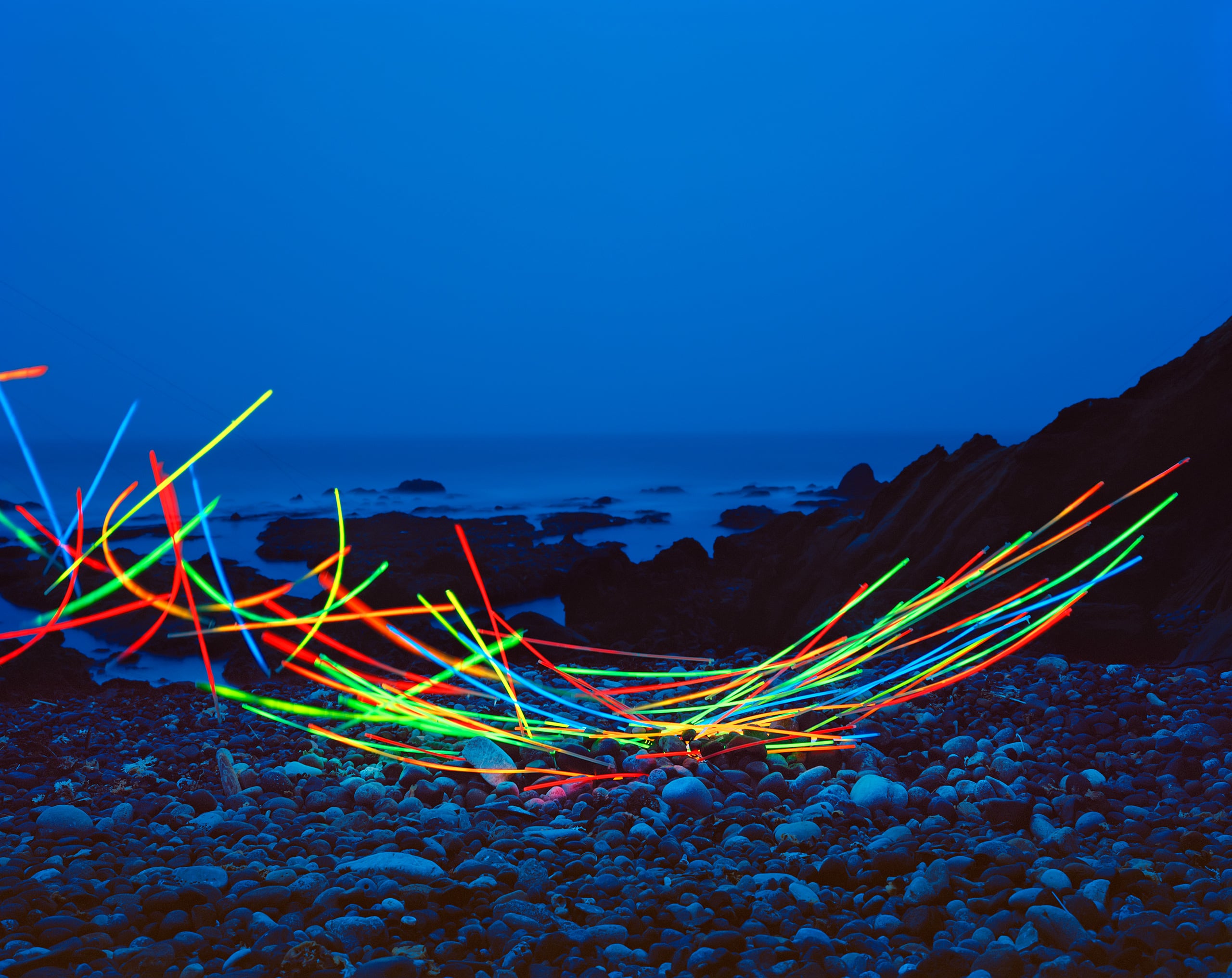 Thomas Jackson - Emergent Behavior - Sciami volanti di oggetti quotidiani | Collater.al