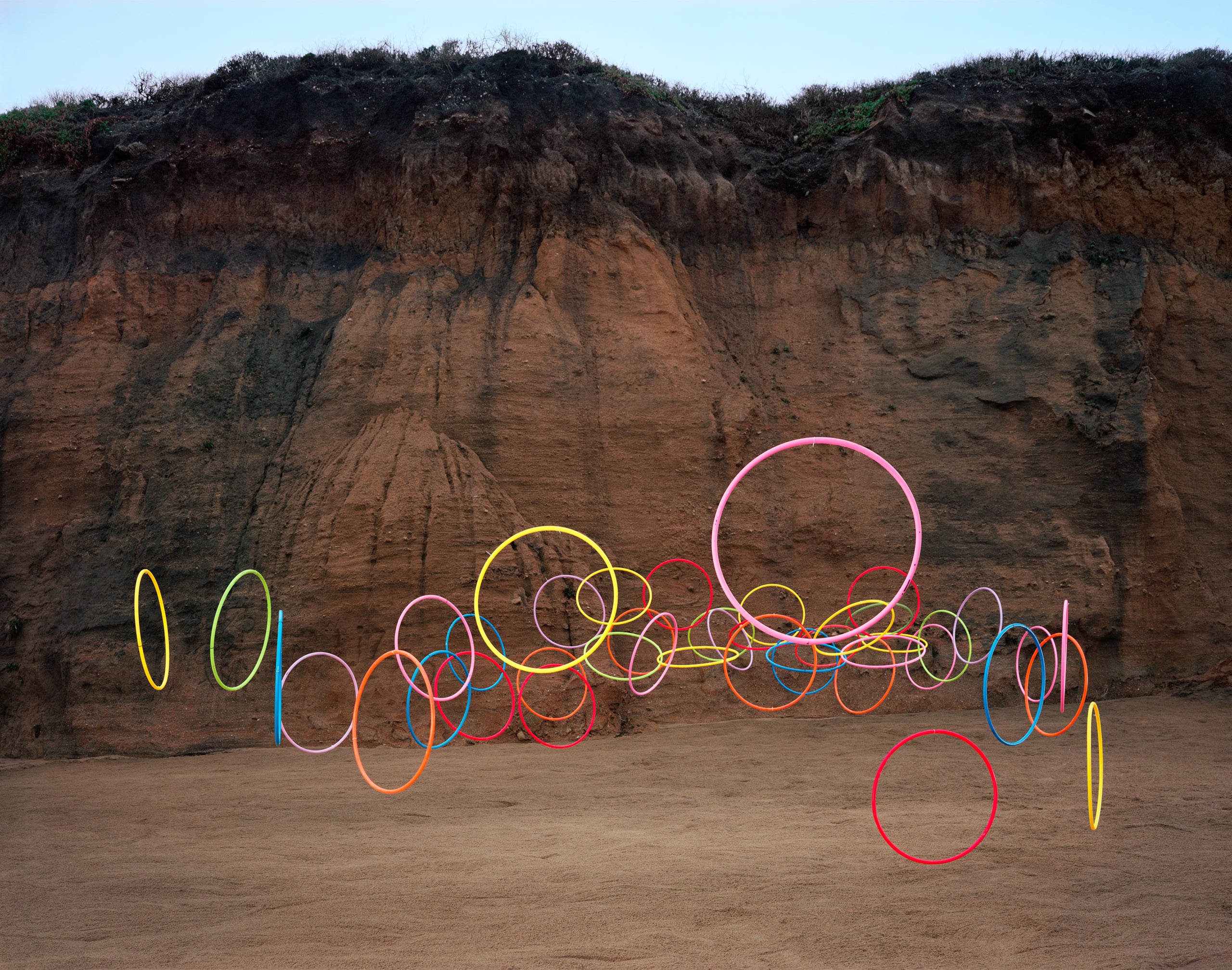  Thomas Jackson - Emergent Behavior - Sciami volanti di oggetti quotidiani | Collater.al