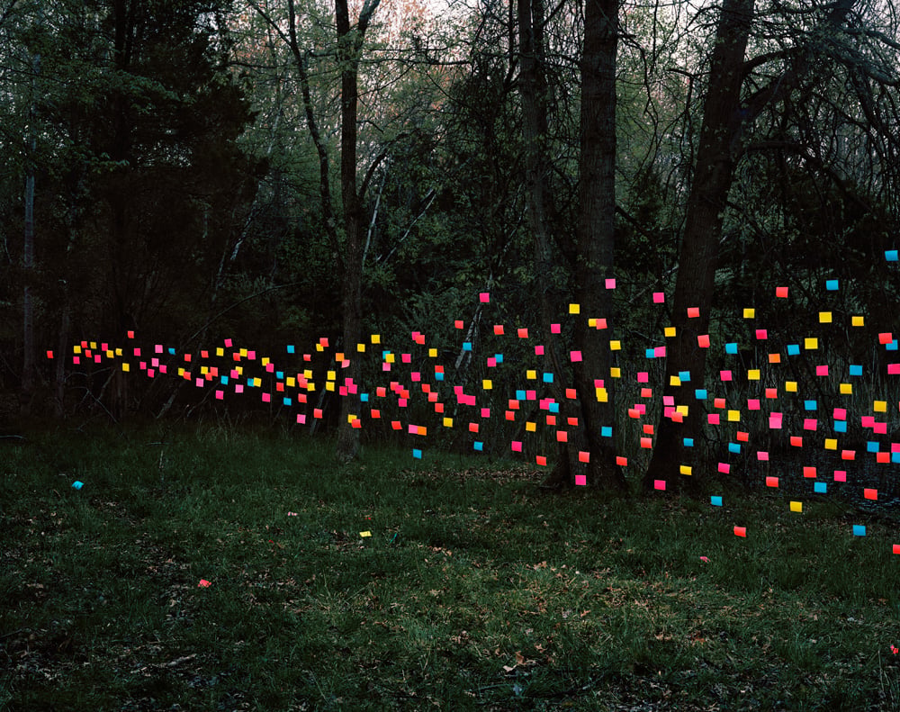  Thomas Jackson - Emergent Behavior - Sciami volanti di oggetti quotidiani | Collater.al
