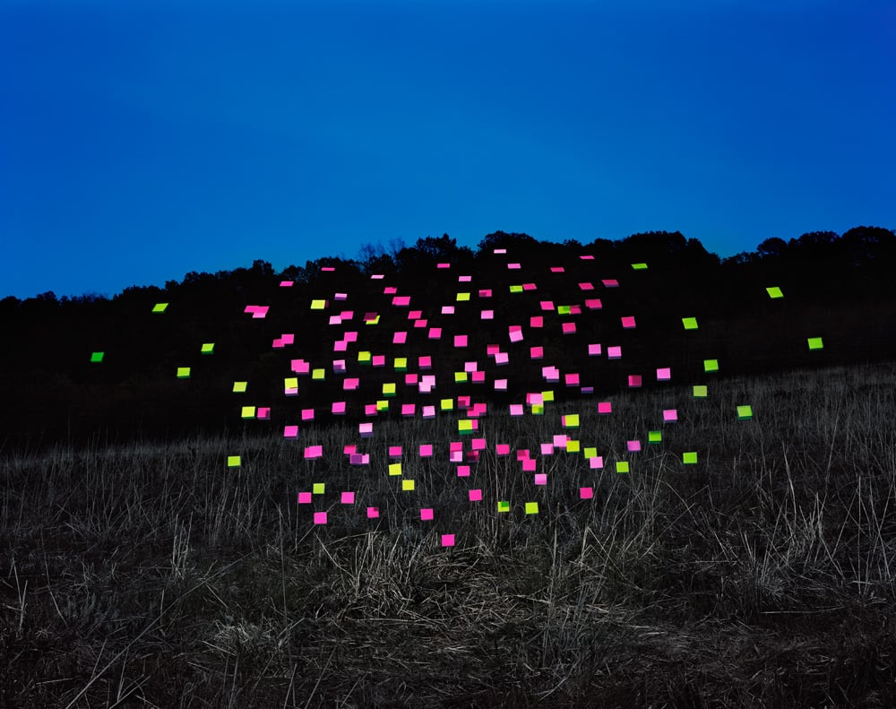  Thomas Jackson - Emergent Behavior - Sciami volanti di oggetti quotidiani | Collater.al