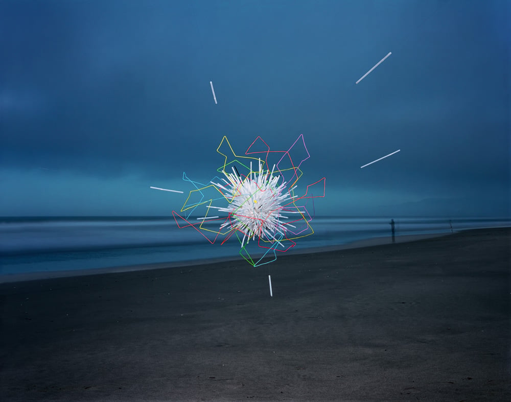  Thomas Jackson - Emergent Behavior - Sciami volanti di oggetti quotidiani | Collater.al