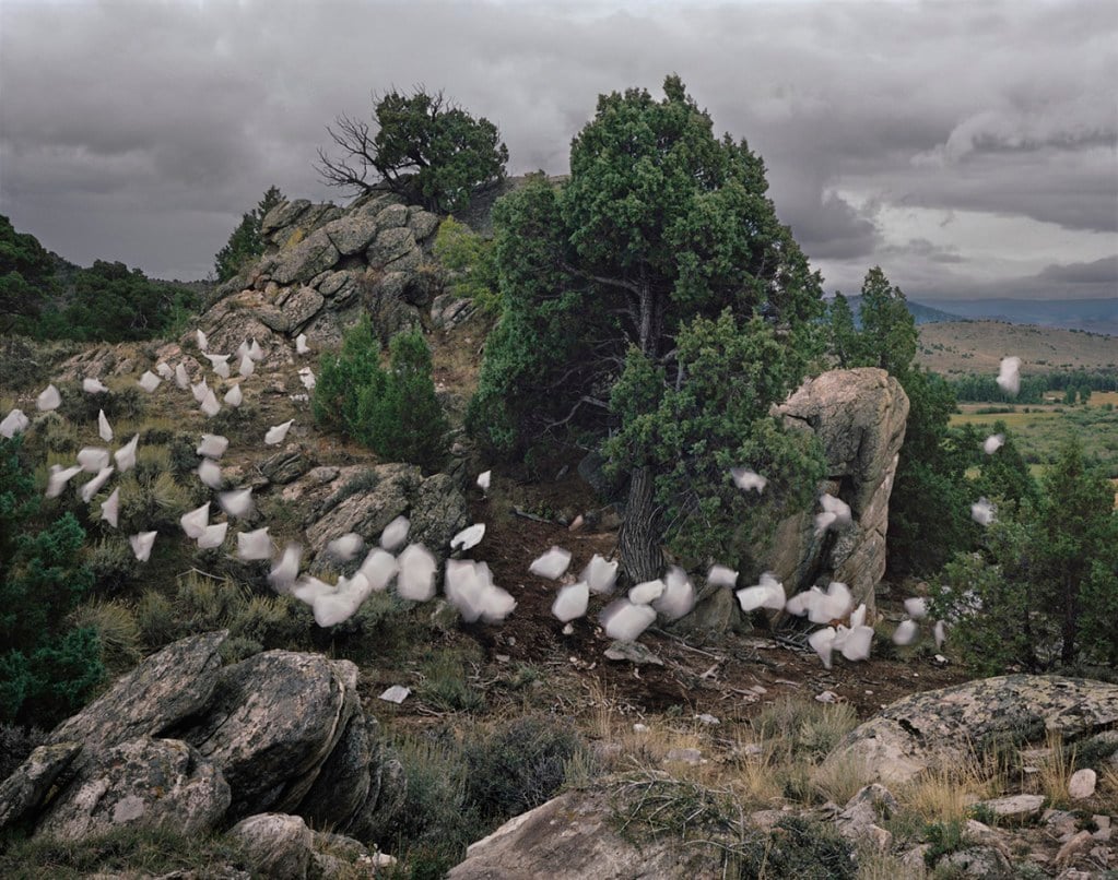  Thomas Jackson - Emergent Behavior - Sciami volanti di oggetti quotidiani | Collater.al