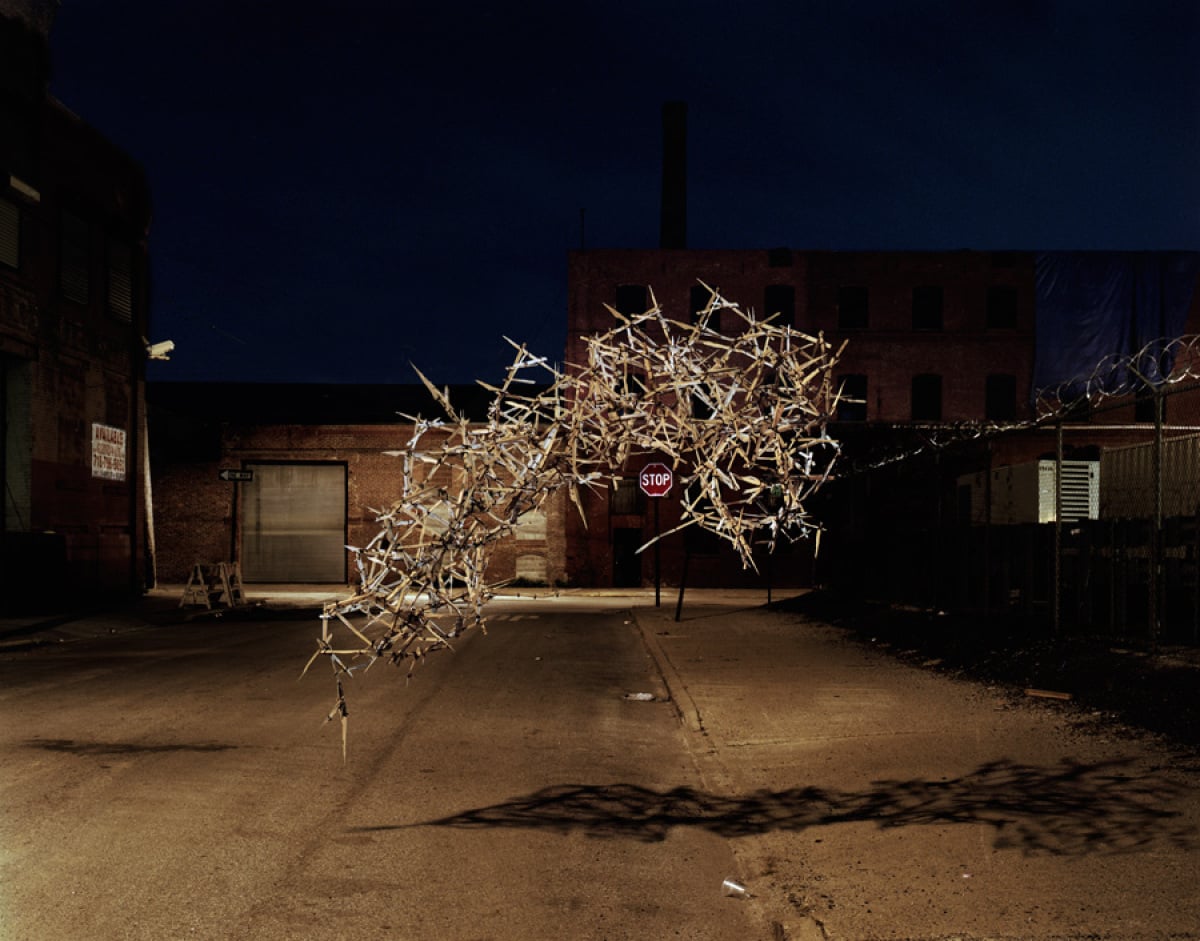  Thomas Jackson - Emergent Behavior - Sciami volanti di oggetti quotidiani | Collater.al