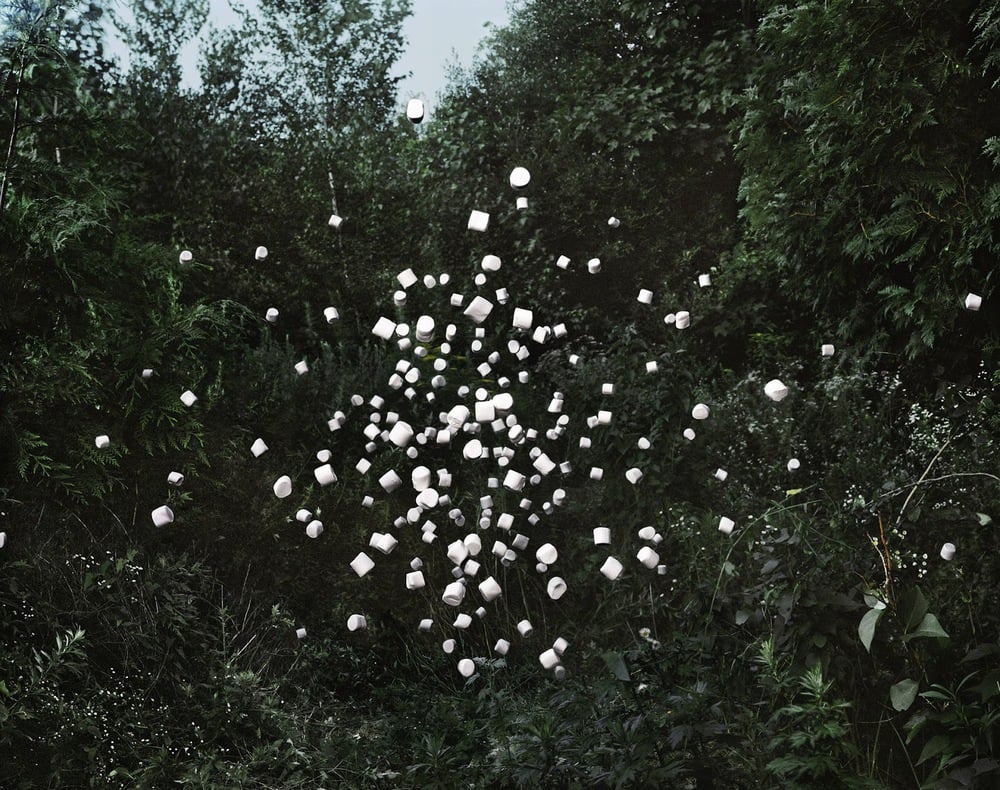 Thomas Jackson - Emergent Behavior - Sciami volanti di oggetti quotidiani | Collater.al