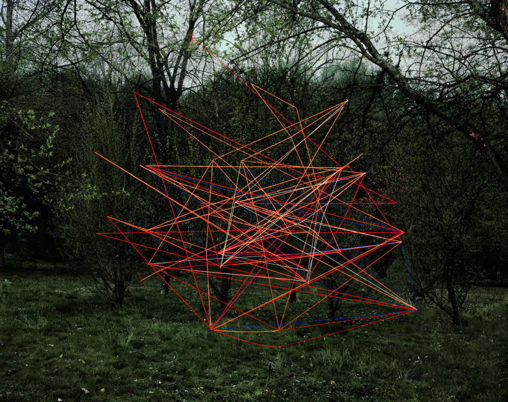  Thomas Jackson - Emergent Behavior - Sciami volanti di oggetti quotidiani | Collater.al