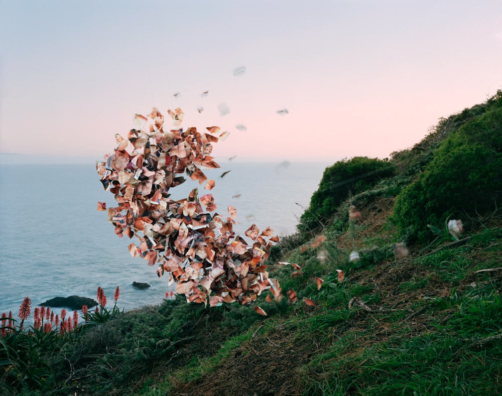  Thomas Jackson - Emergent Behavior - Sciami volanti di oggetti quotidiani | Collater.al