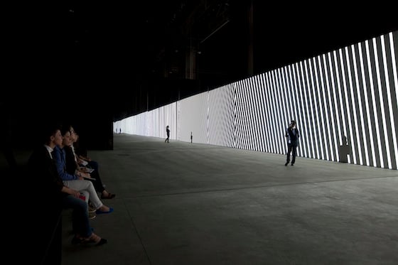 Carsten Nicolai - Unidisplay - Uninstallazione audiovisiva lunga 40 metri Carsten Nicolai - Unidisplay - Uninstallazione audiovisiva lunga 40 metri