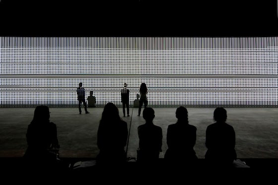 Carsten Nicolai - Unidisplay - Uninstallazione audiovisiva lunga 40 metri Carsten Nicolai - Unidisplay - Uninstallazione audiovisiva lunga 40 metri