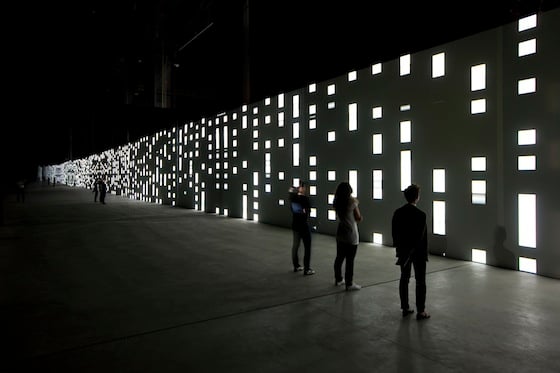Carsten Nicolai - Unidisplay - Uninstallazione audiovisiva lunga 40 metri Carsten Nicolai - Unidisplay - Uninstallazione audiovisiva lunga 40 metri