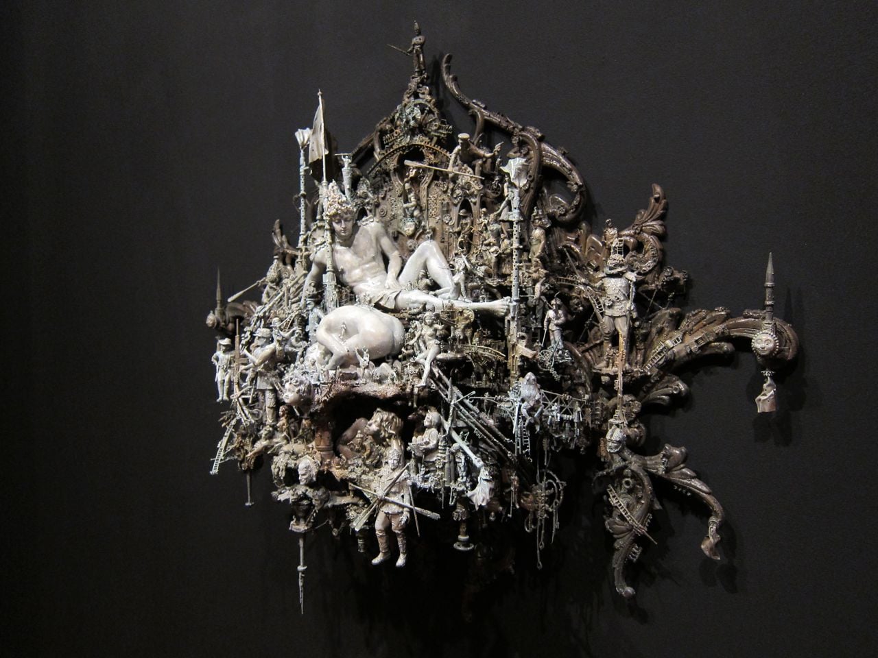 Le sculture dark di Kris Kuksi
