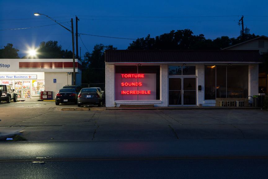 Joel Ross - Segnali stradali nella provincia americana | Collater.al