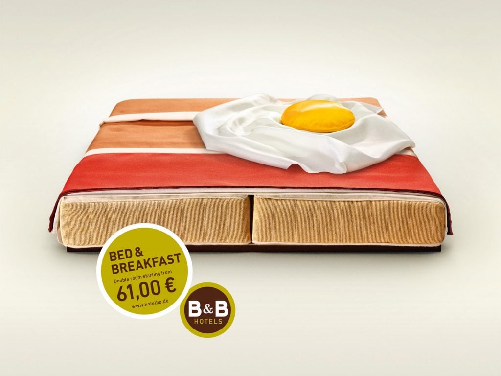 B&B Hotels - Campagna pubblicitaria con letti a forma di toast.