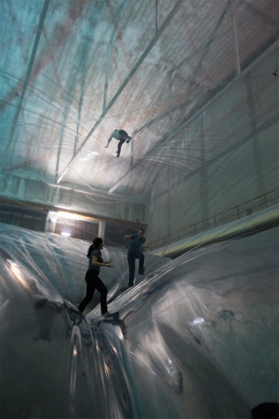 Tomás Saraceno - On Space Time Foam - Installazione sospesa realizzata all'Hangar Bicocca di Milano Tomás Saraceno - On Space Time Foam - Installazione sospesa realizzata all'Hangar Bicocca di Milano