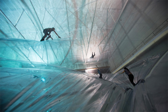 Tomás Saraceno - On Space Time Foam - Installazione sospesa realizzata all'Hangar Bicocca di Milano