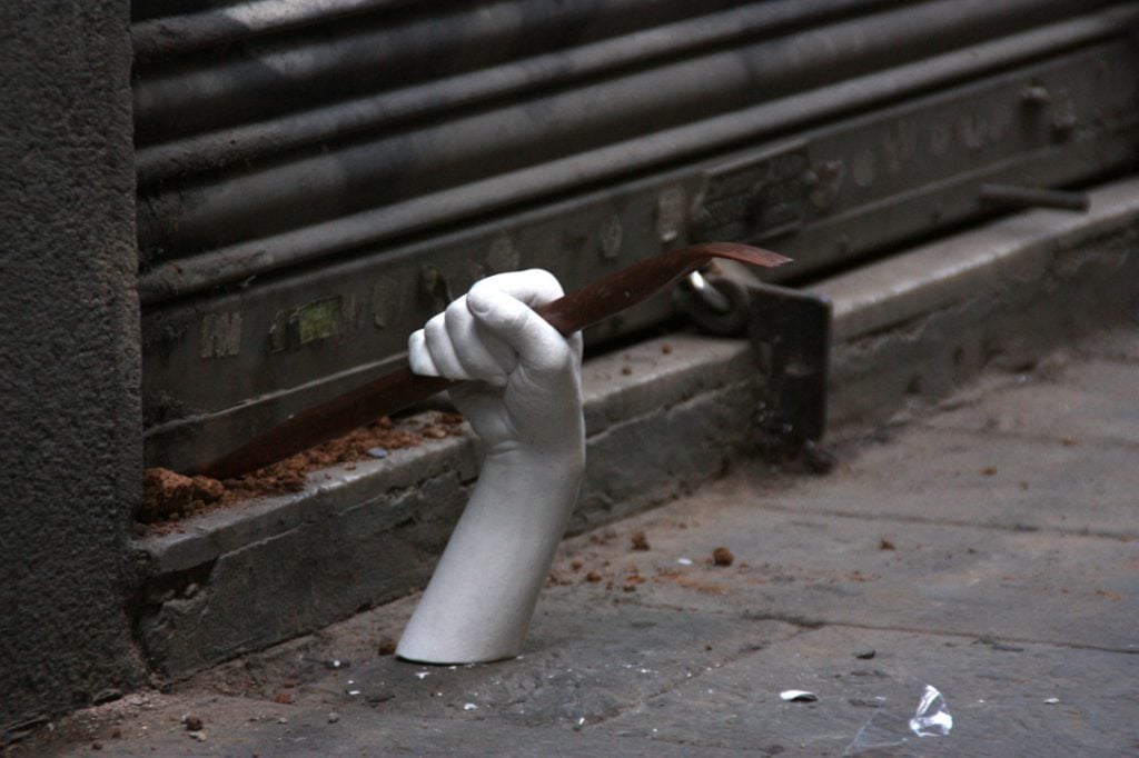 Hands - Installazione di mani in silicone a Barcellona