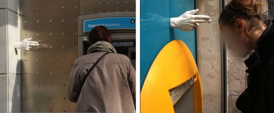 Hands - Installazione di mani in silicone a Barcellona Hands - Installazione di mani in silicone a Barcellona