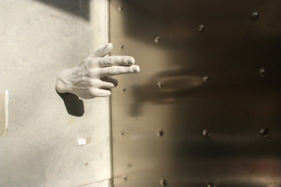 Hands - Installazione di mani in silicone a Barcellona Hands - Installazione di mani in silicone a Barcellona