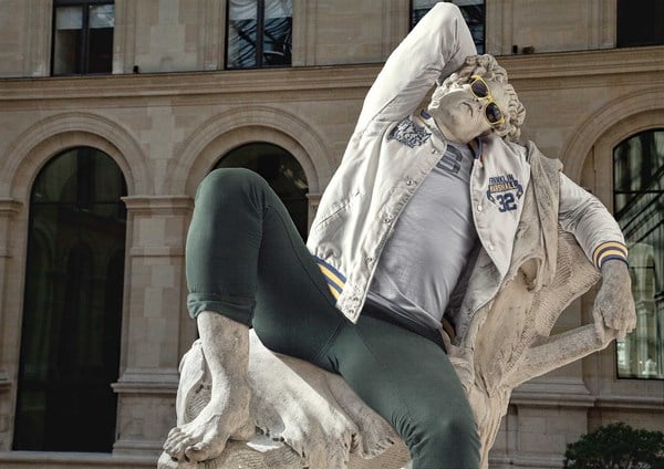 Lèo Caillard e Alexis Persani - Hipster in Stone - Sculture classiche con abbigliamento hipster