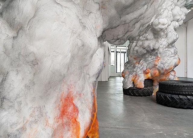 Installazione dell'artista israeliano Gal Weinstein contro l'inquinamento globale