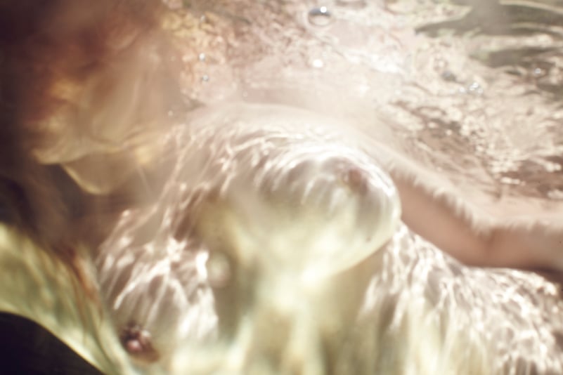 Caroline Mackintosh - Thigh Deep - Foto di nudi subacquei | Collater.al