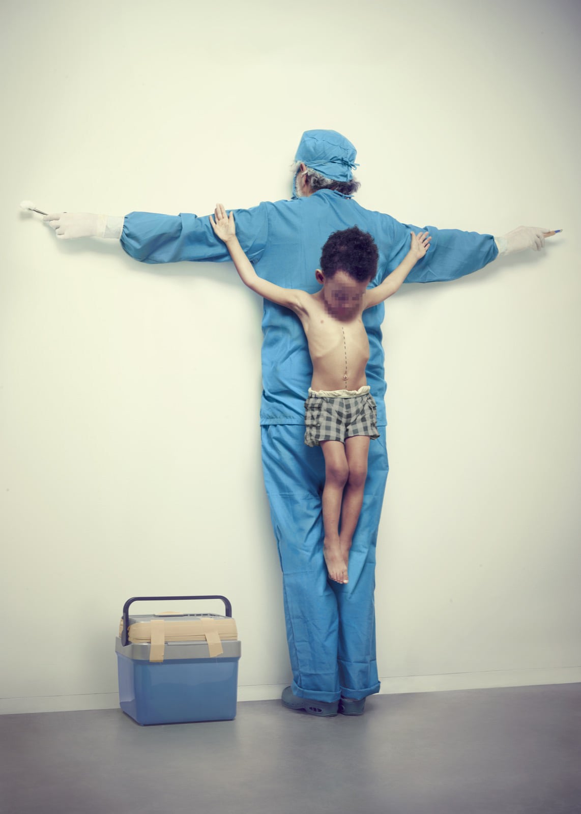 Erik Ravelo - Los Intocables - I bambini crocifissi per denunciare la pedofilia e la civiltà consumistica | Collater.al