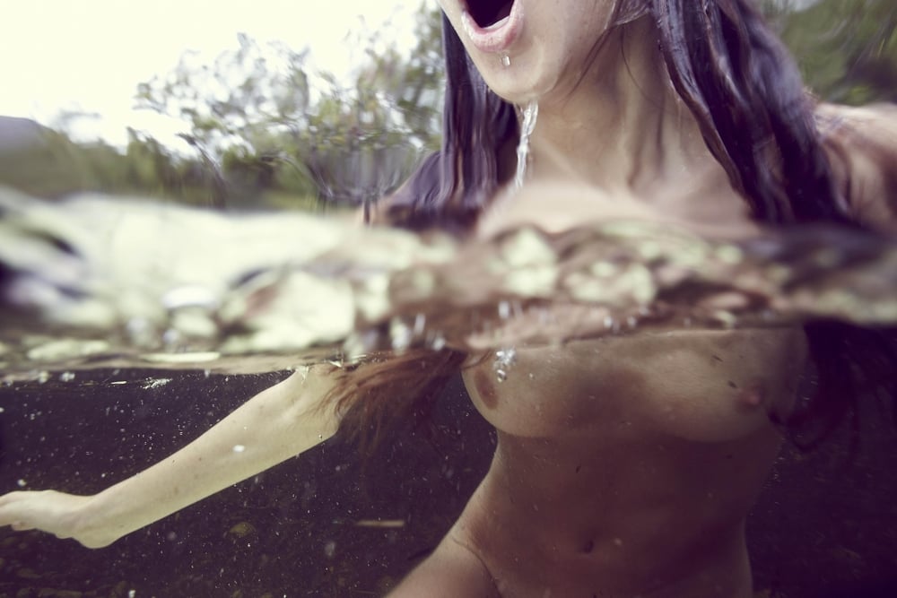 Caroline Mackintosh - Thigh Deep - Foto di nudi subacquei | Collater.al