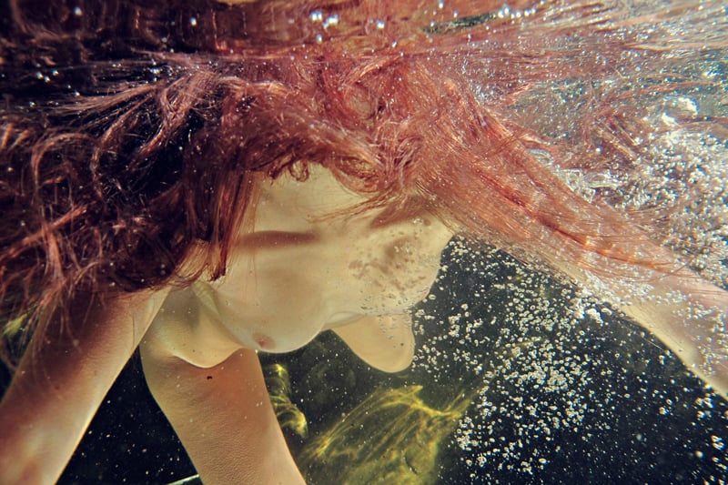 Caroline Mackintosh - Thigh Deep - Foto di nudi subacquei | Collater.al