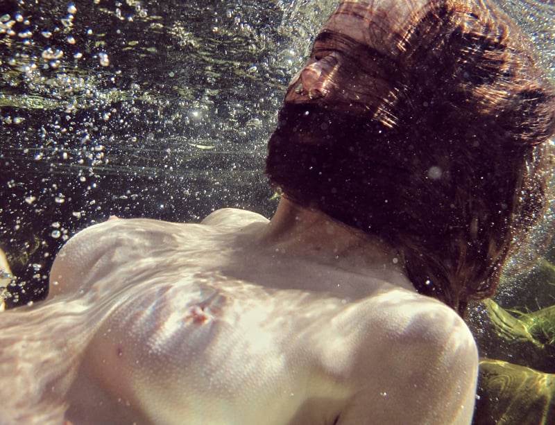 Caroline Mackintosh - Thigh Deep - Foto di nudi subacquei | Collater.al