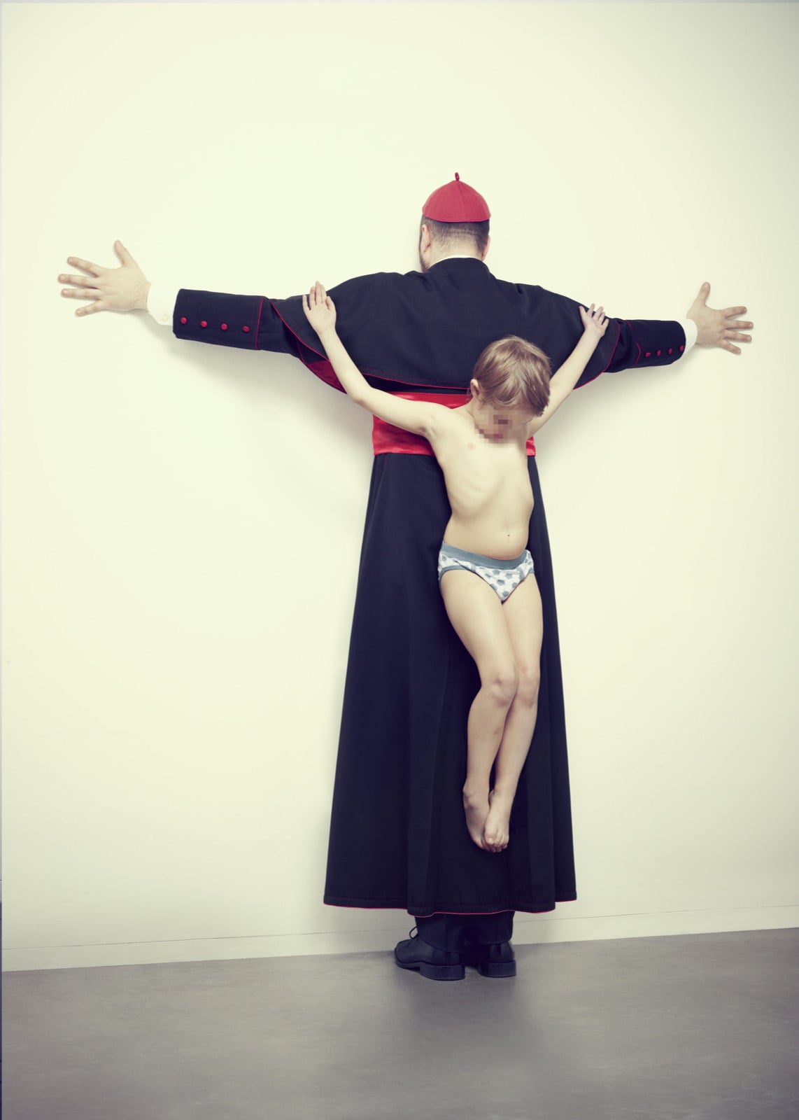 Erik Ravelo - Los Intocables - I bambini crocifissi per denunciare la pedofilia e la civiltà consumistica | Collater.al
