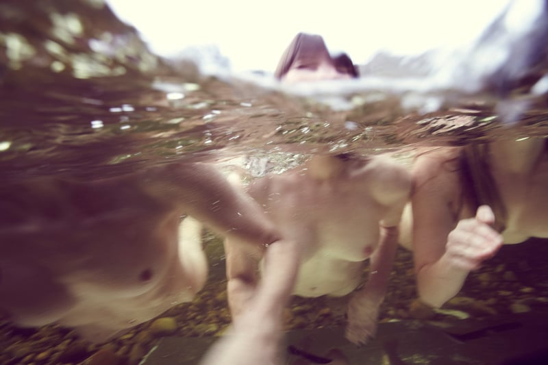 Caroline Mackintosh - Thigh Deep - Foto di nudi subacquei | Collater.al