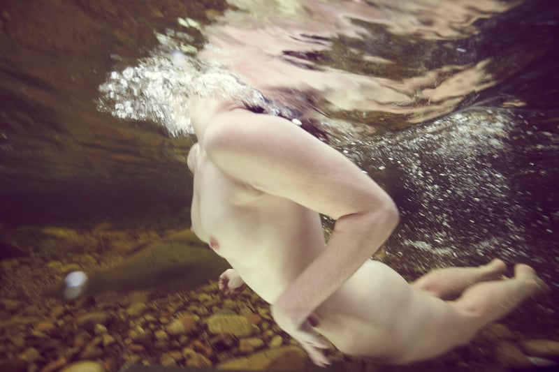 Caroline Mackintosh - Thigh Deep - Foto di nudi subacquei | Collater.al