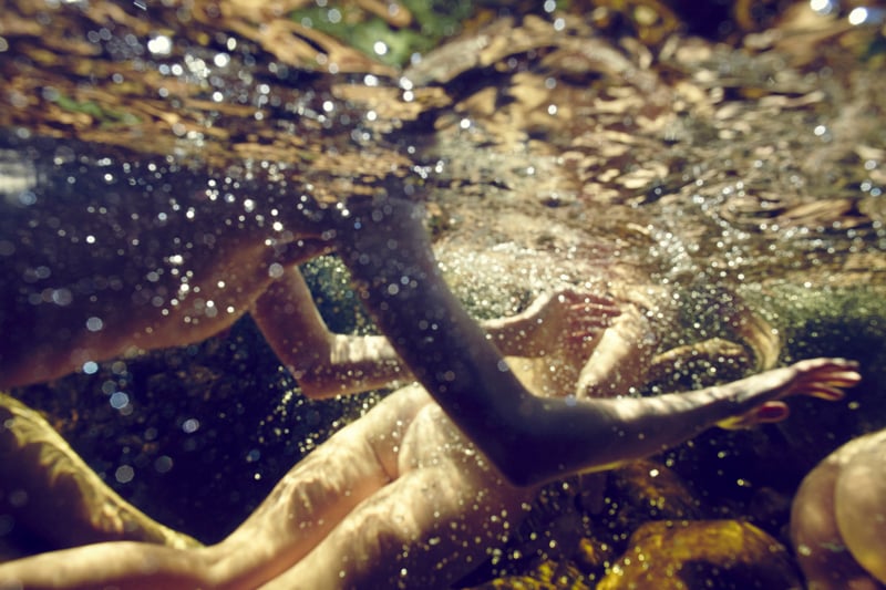 Caroline Mackintosh - Thigh Deep - Foto di nudi subacquei | Collater.al