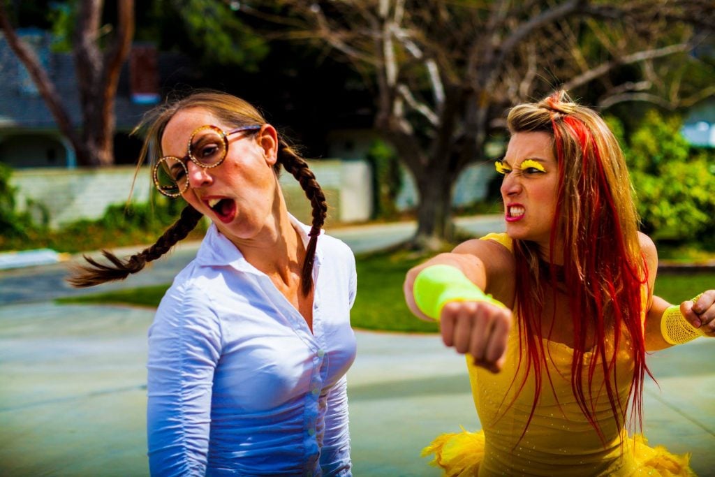 Epic Chick Fight (Live Action Chicken Fight) - La sequenza animata tra Peter Griffin e il pollo gigante diventa una gag in live action