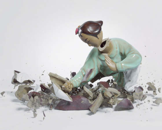 Martin Klimas - Porzellanfiguren - Foto ad alta velocità di statuette di porcellana in pezzi. Martin Klimas - Porzellanfiguren - Foto ad alta velocità di statuette di porcellana in pezzi.