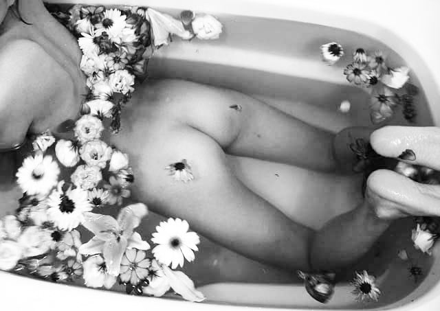Tokyo Undressed, la serie fotografica erotica di Rikki Kasso | Collater.al