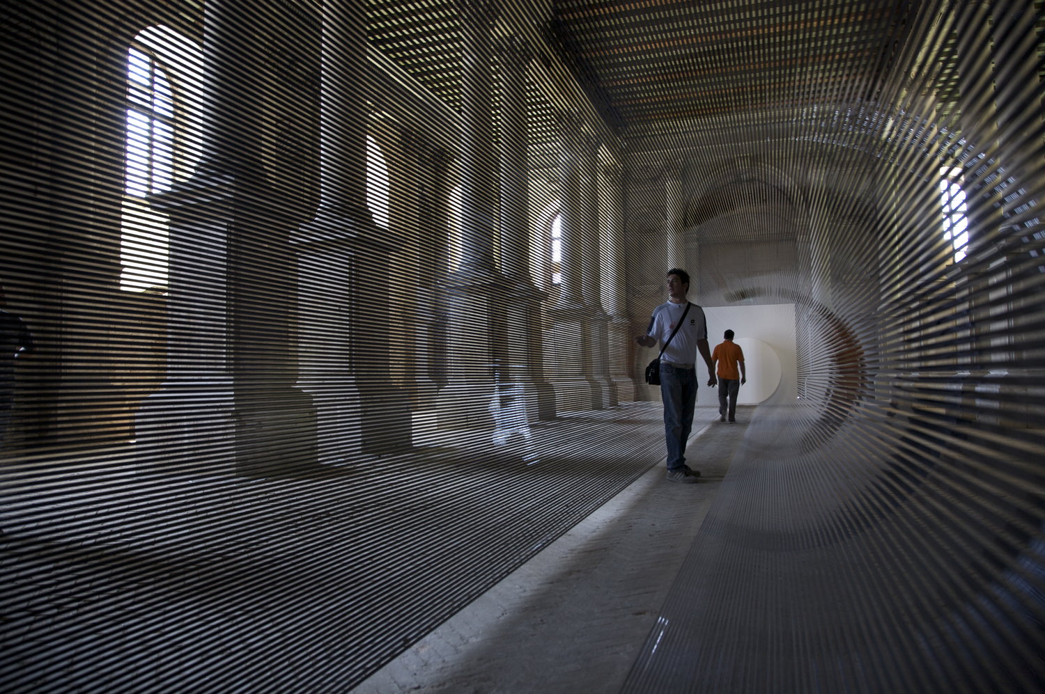 Tube, l'installazione in VHS di Zilvinas Kempinas | Collater.al