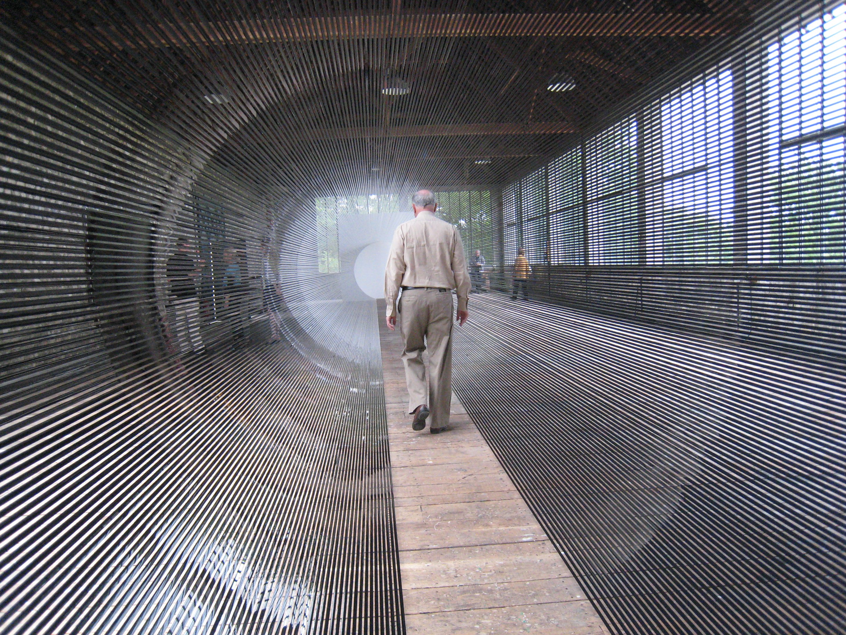 Tube, l'installazione in VHS di Zilvinas Kempinas | Collater.al