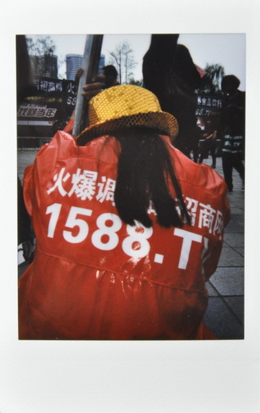 Polaroids from China - Scorci di vita in Cina immortalati da Sergey Melnitchenko | Collater.al