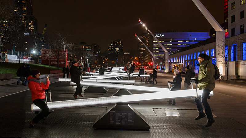 Le altalene interattive che illuminano Montreal | Collater.al