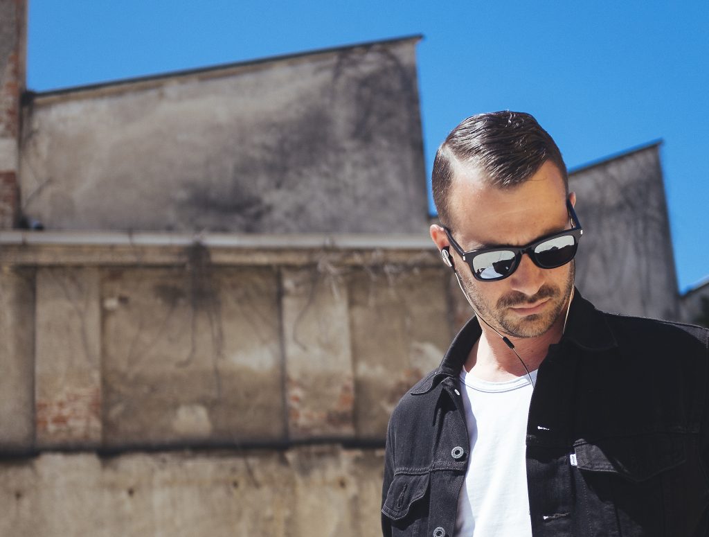 In Your Headphones - Ritratti di gente che ascolta musica | Collater.al