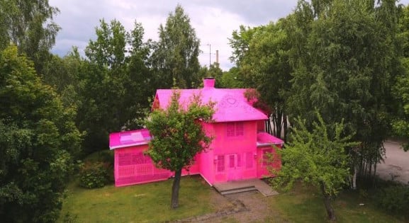 #ourpinkhouse - La casa tutta rosa di Olek | Collater.al evd