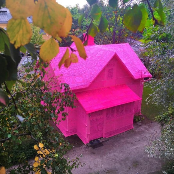 #ourpinkhouse - La casa tutta rosa di Olek | Collater.al