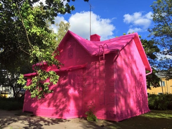 #ourpinkhouse - La casa tutta rosa di Olek | Collater.al