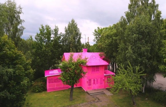 #ourpinkhouse - La casa tutta rosa di Olek | Collater.al