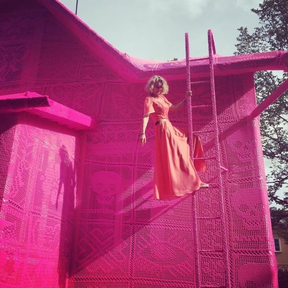 #ourpinkhouse - La casa tutta rosa di Olek | Collater.al