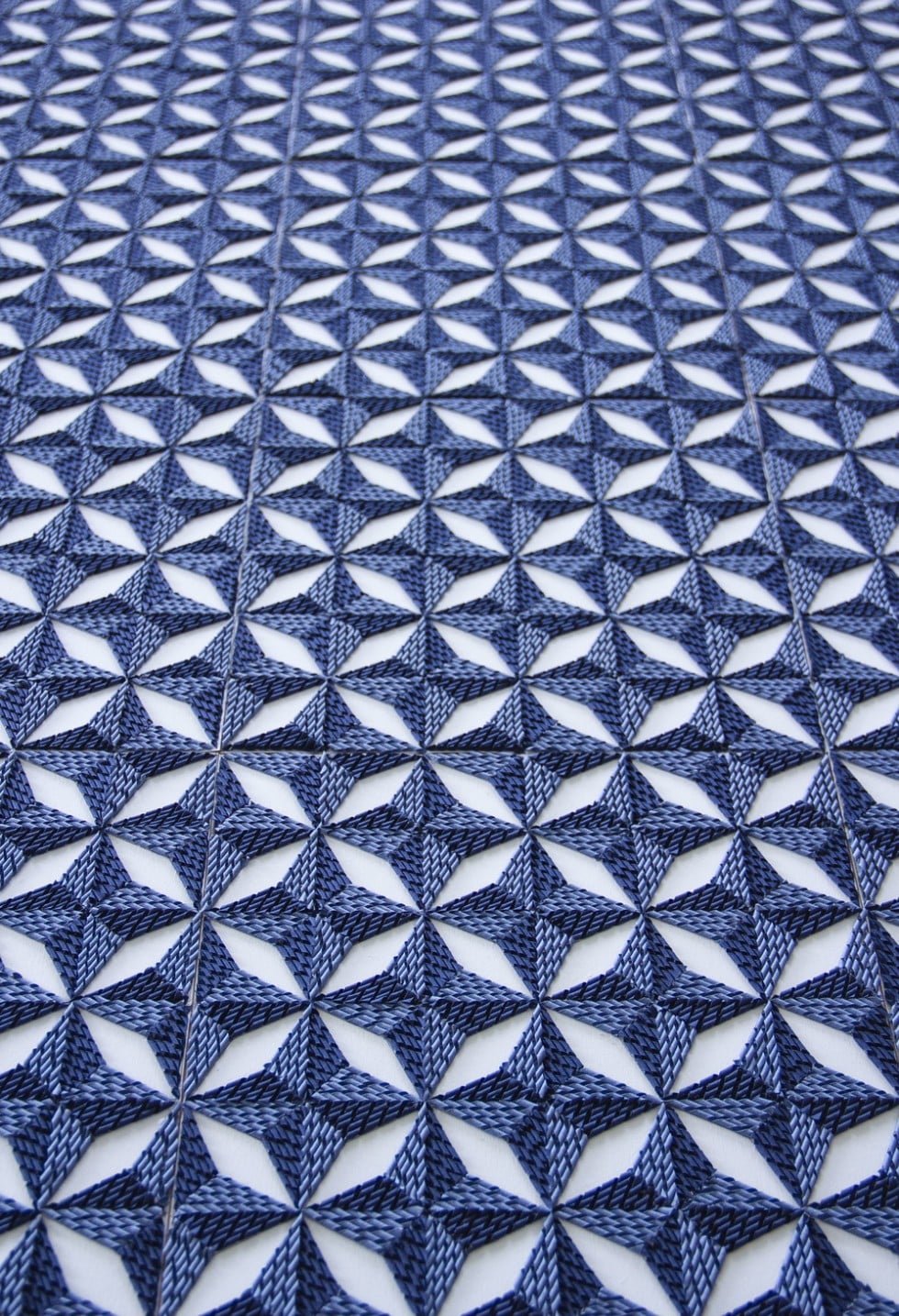 Gli intricati mosaici di carta di Gunjan Aylawadi | Collater.al
