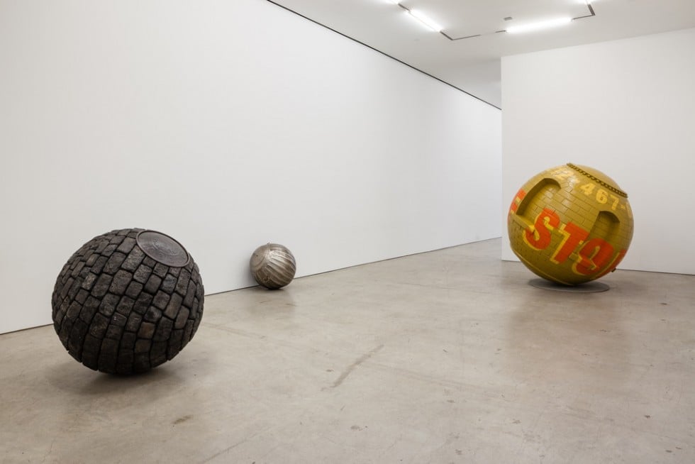 Mr. Softee - Le sculture sferiche di Lars Fisk @ Marlborough Chelsea | Collater.al