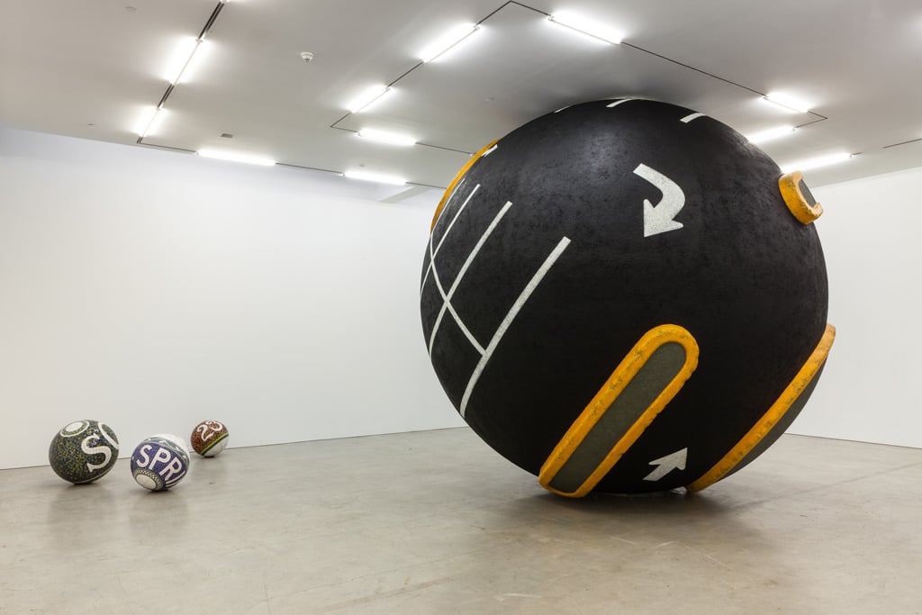 Mr. Softee - Le sculture sferiche di Lars Fisk @ Marlborough Chelsea | Collater.al evd
